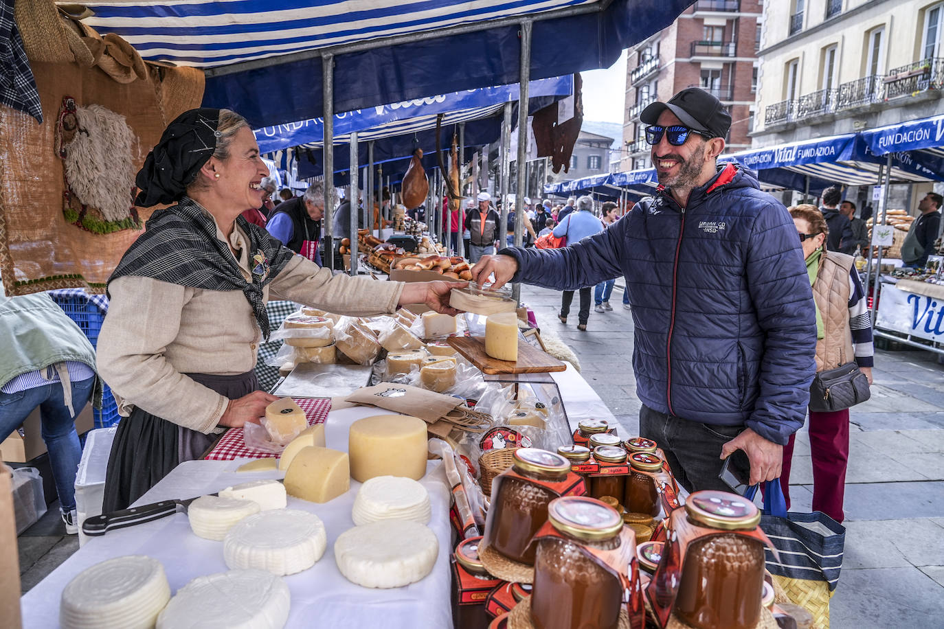 La Feria de Viernes de Dolores en Llodio, en imágenes