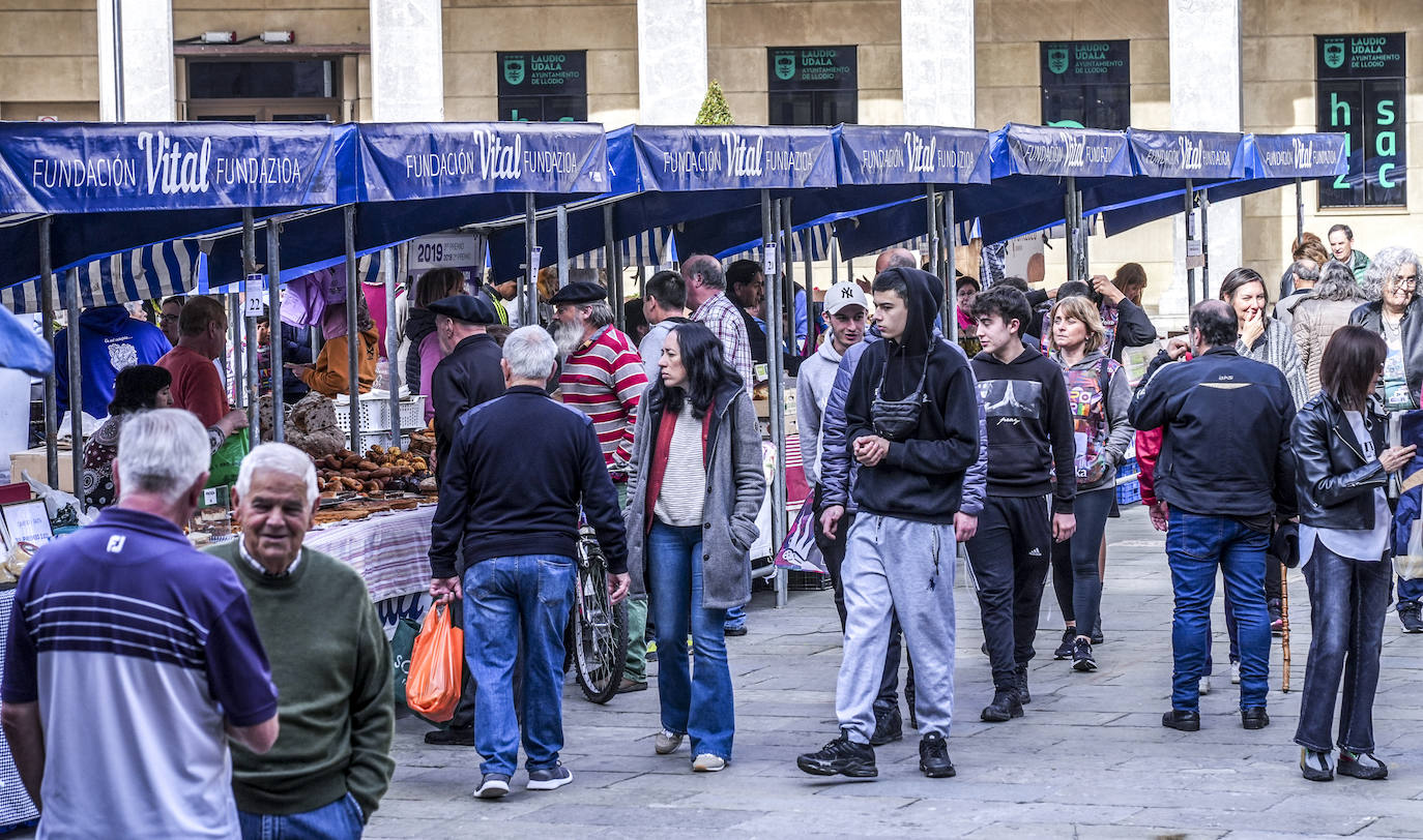 La Feria de Viernes de Dolores en Llodio, en imágenes