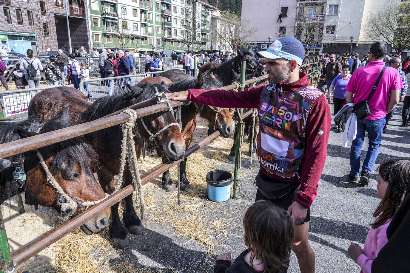 La Feria de Viernes de Dolores en Llodio, en imágenes