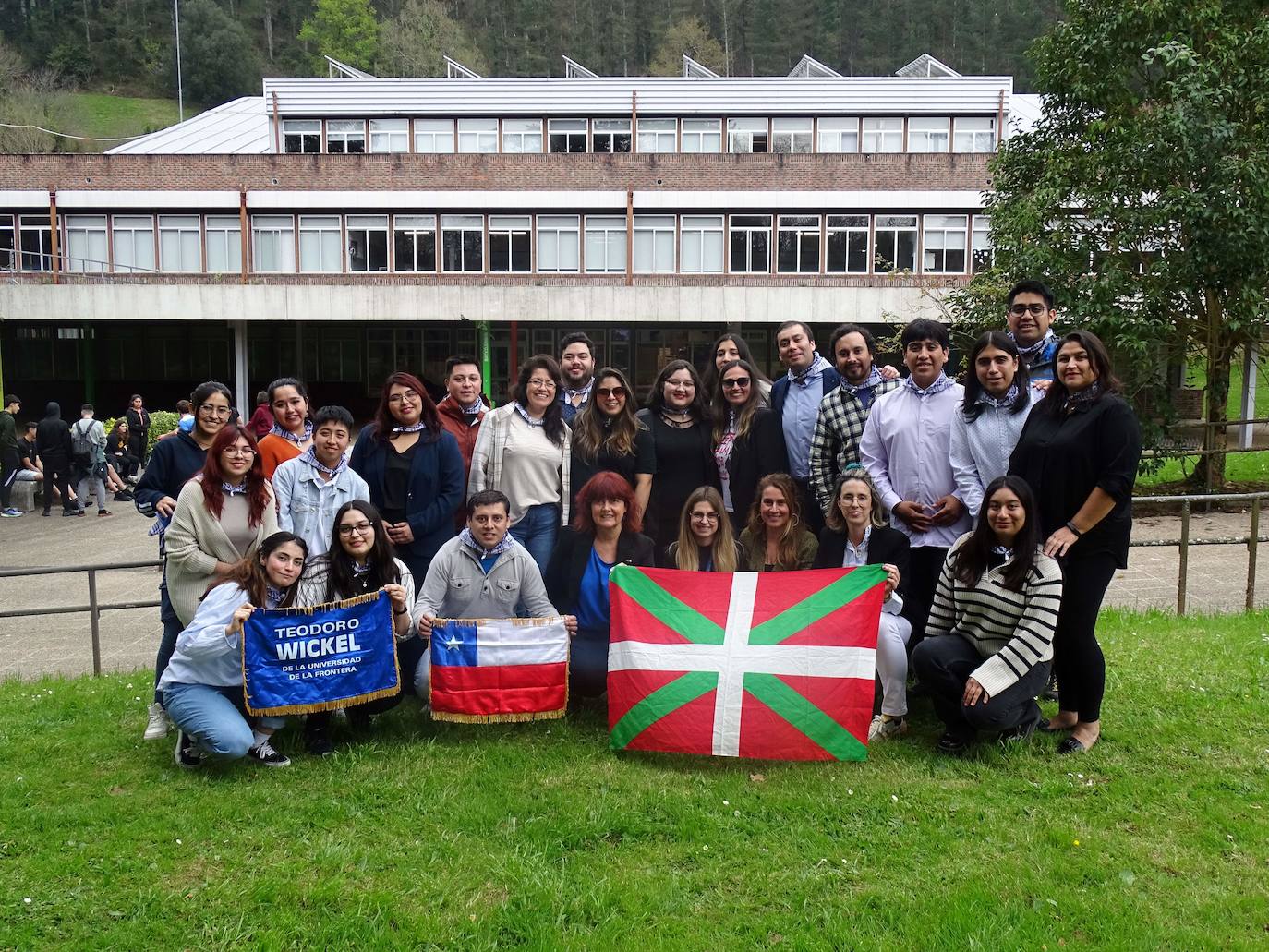 Los estudiantes chilenos posan en los jardines de la escuela técnica superior de Markina.