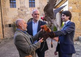 El embajador de Malta entrega el halcón al alcalde de Salinas.