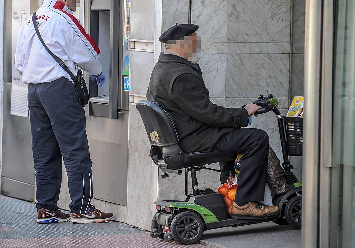 Las personas con movilidad reducida suelen recurrir a los scooter eléctricos para despazarse.