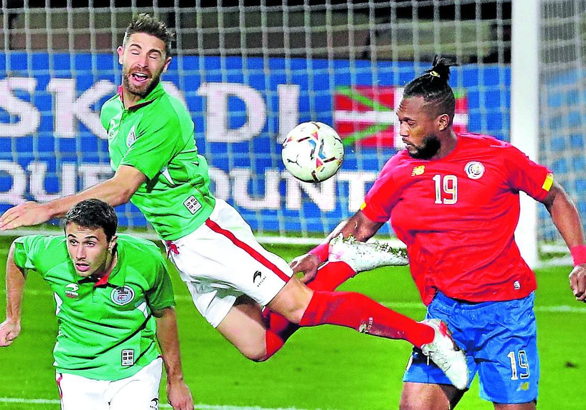 Yeray despeja un balón de cabeza en el amistoso contra Costa Rica en Ipurua.