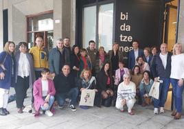 Ubicada en la planta baja del antiguo euskaltegi municipal, en el número 6 de la plaza Urdibai, 'Bidatzenea' nace con la vocación de convertirse en un punto de referencia feminista.