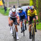 Van der Poel gana el primer duelo a Van Aert en carretera esta temporada