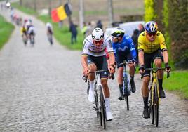 Van der Poel gana el primer duelo a Van Aert en carretera esta temporada