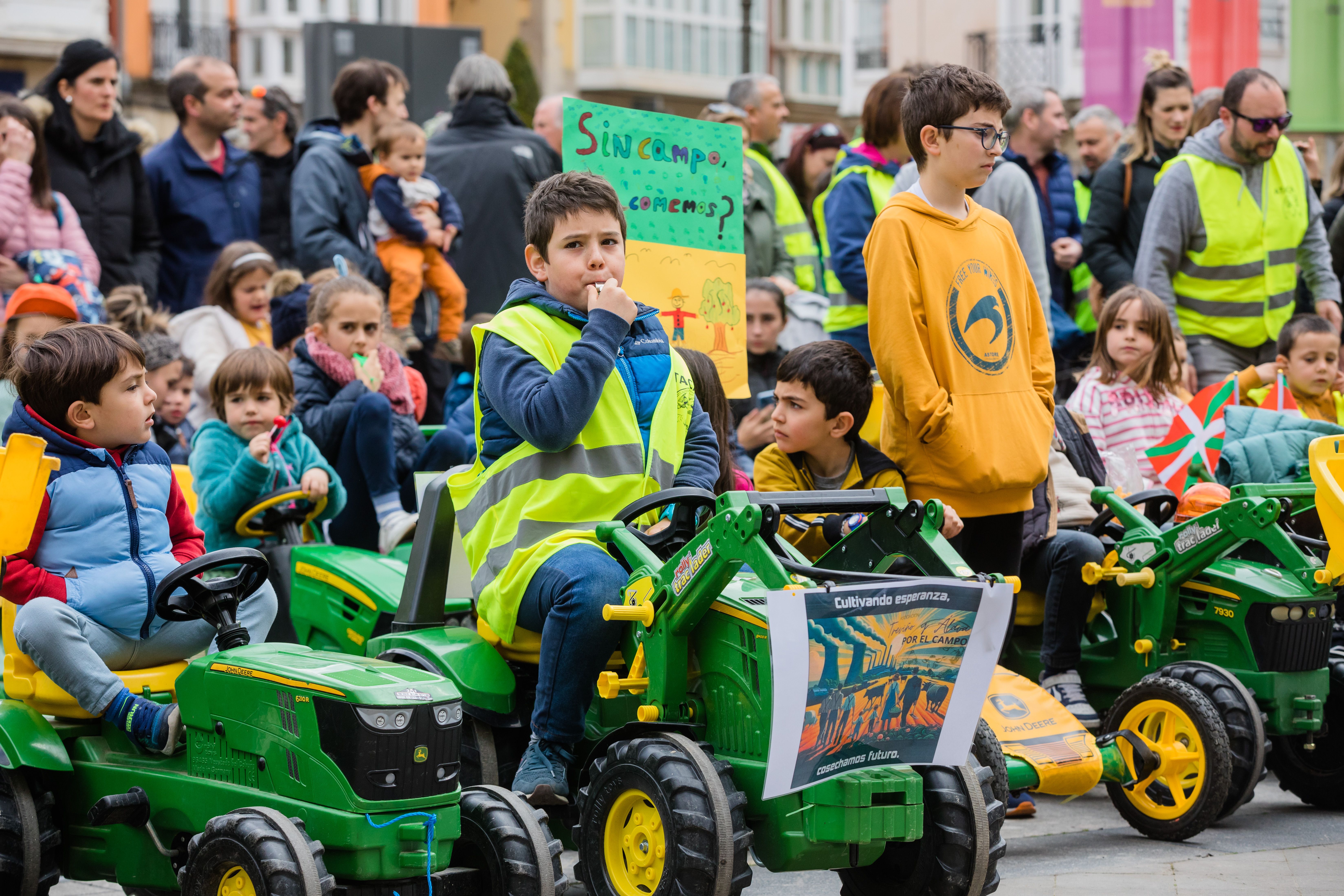 La tractorada txiki de Vitoria, en imágenes