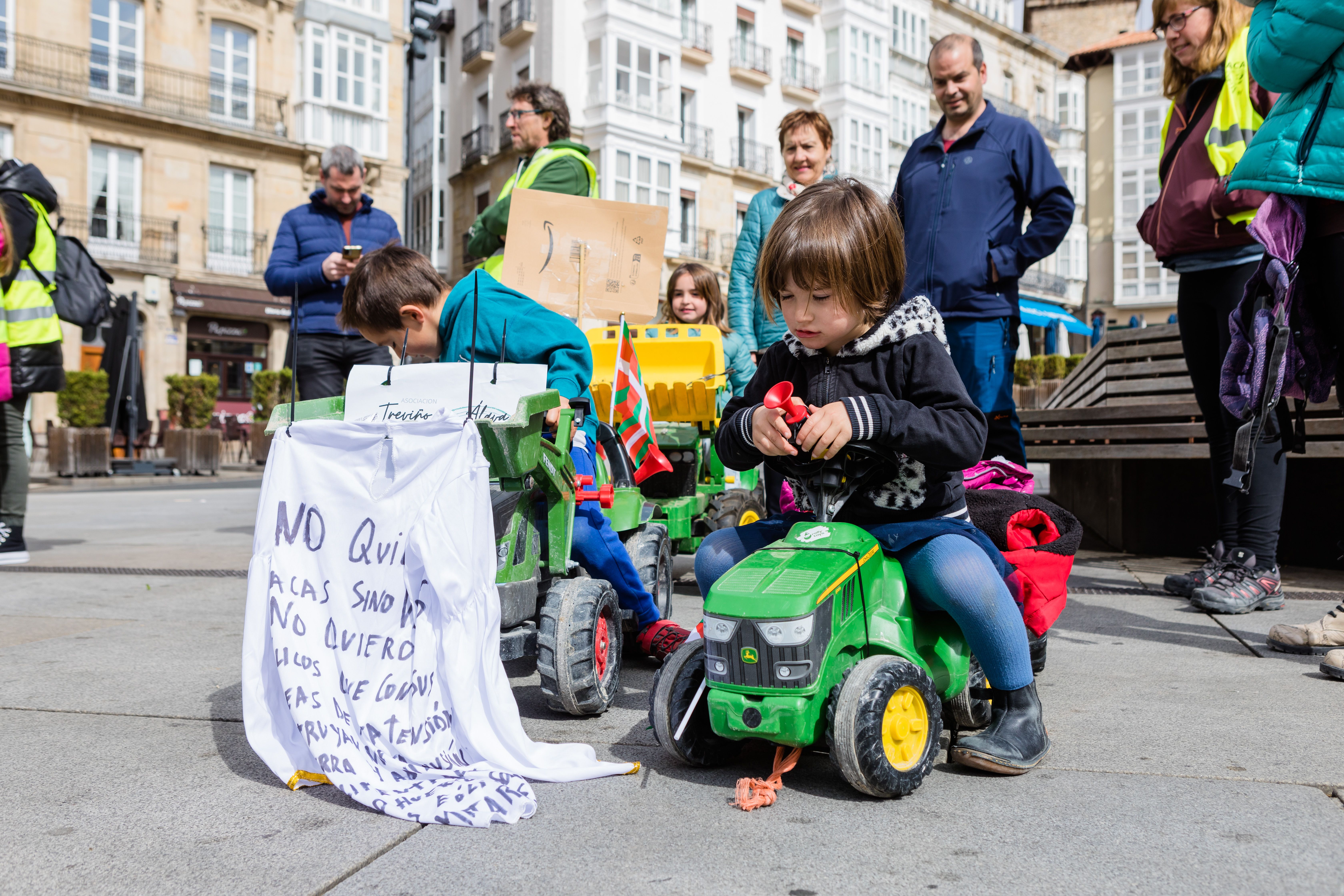 La tractorada txiki de Vitoria, en imágenes