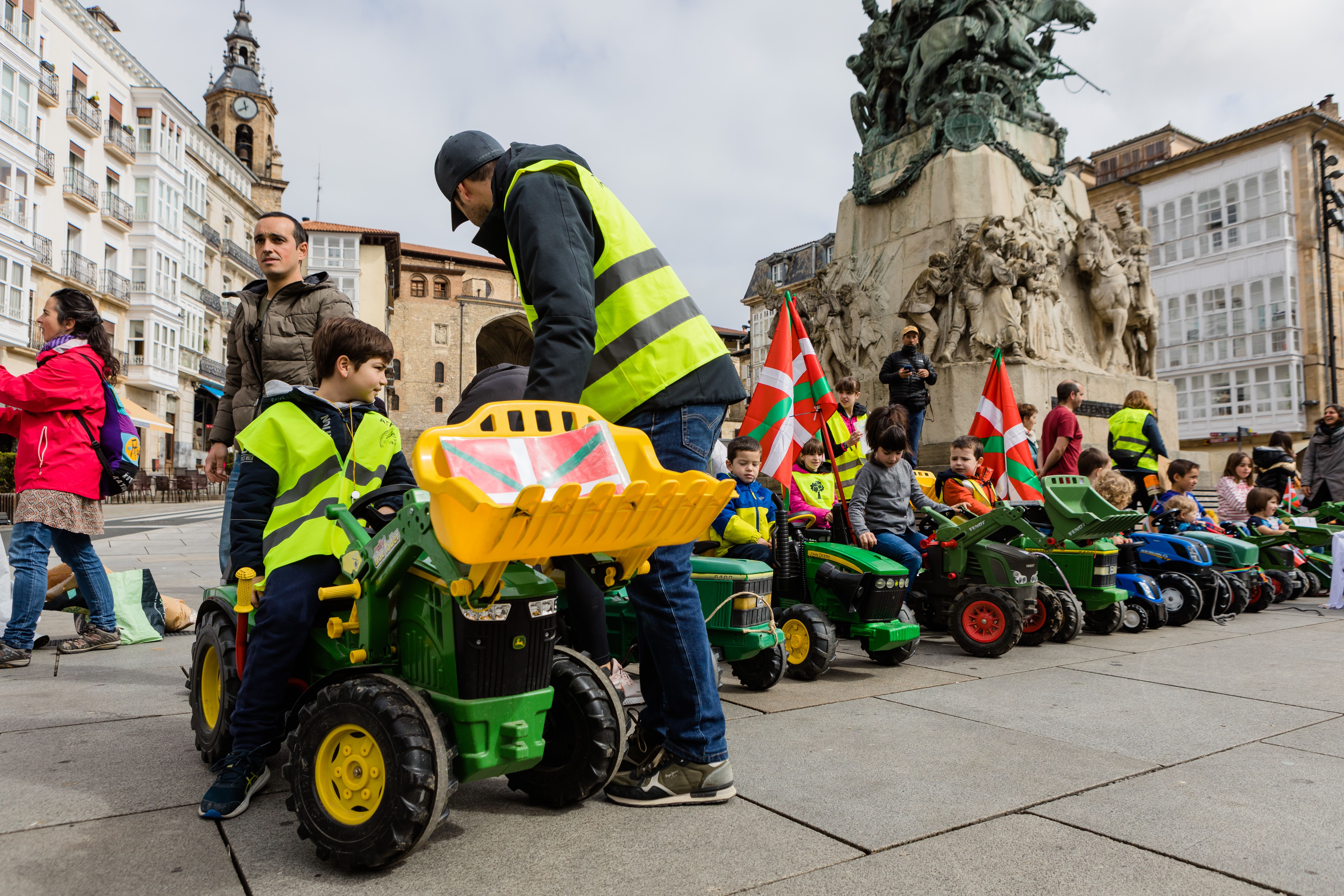 La tractorada txiki de Vitoria, en imágenes