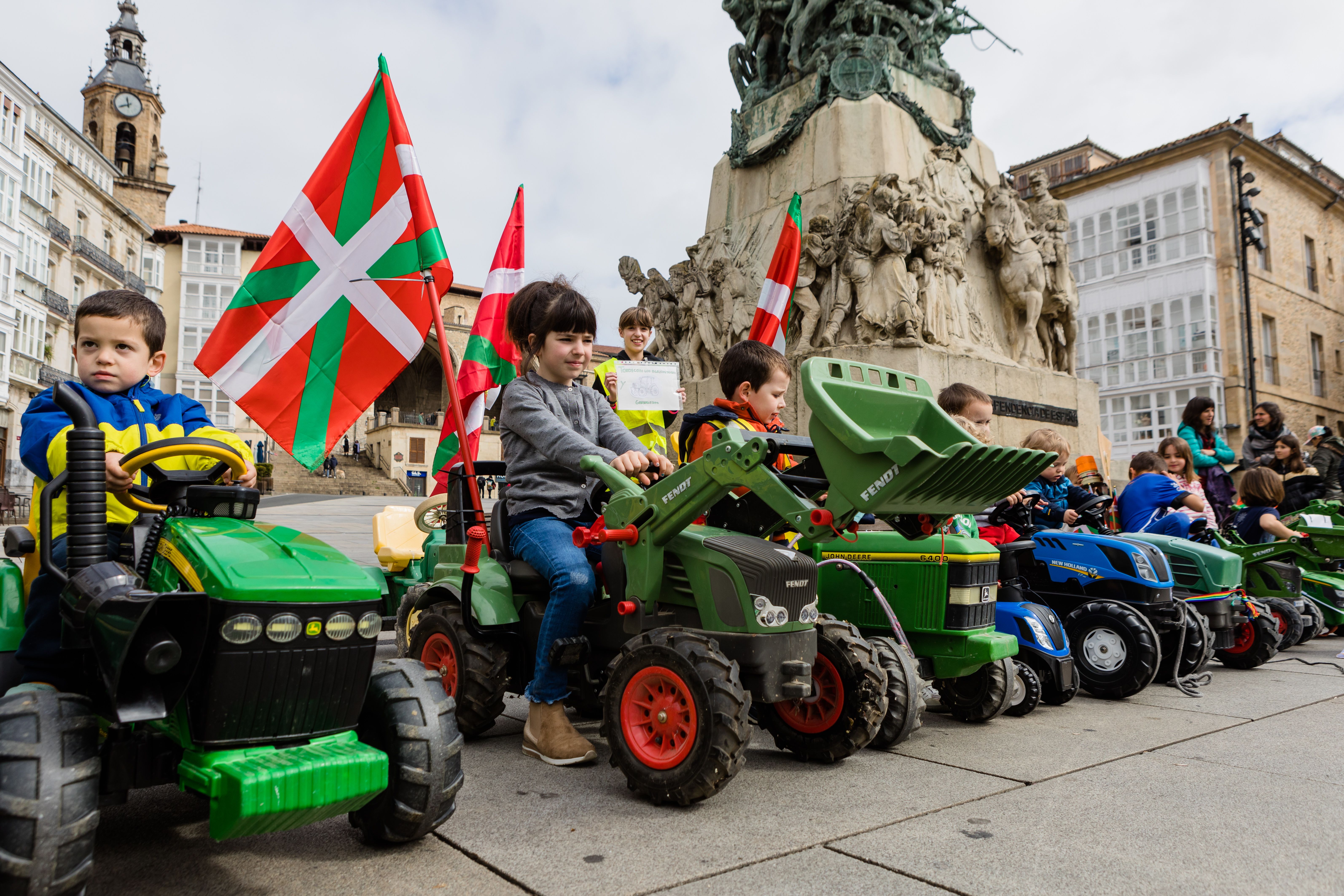 La tractorada txiki de Vitoria, en imágenes