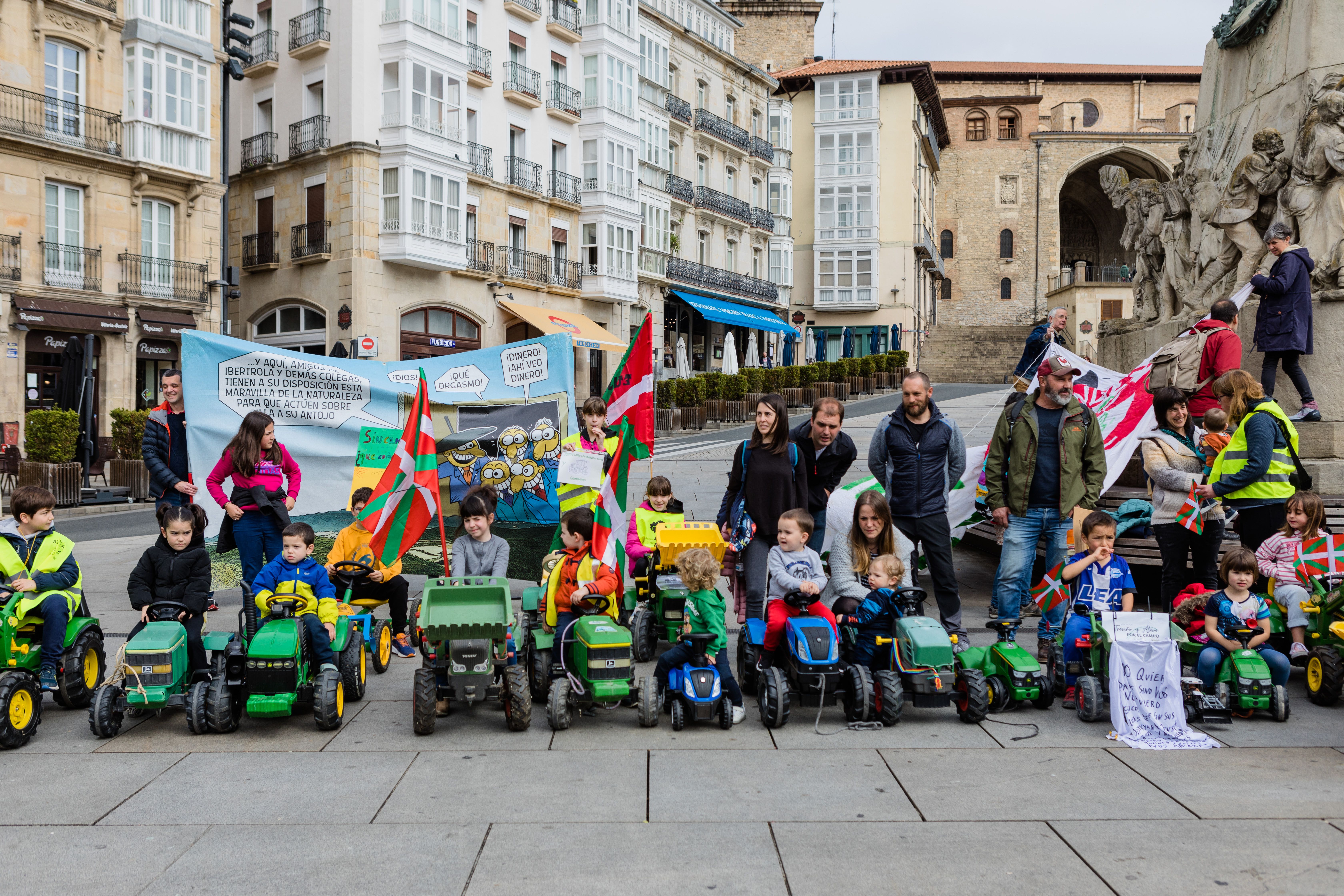 La tractorada txiki de Vitoria, en imágenes