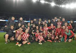 Las jugadoras del Athletic celebran su victoria en el derbi frente a la Real Sociedad.