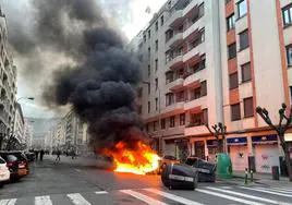 Contenedores quemados en las inmediaciones de San Mamés antes del partido de la Euskal Selekzioa