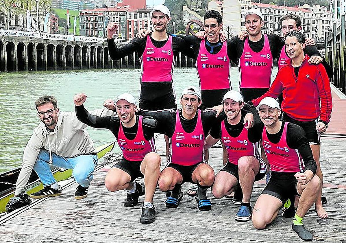 La tripulación de Deusto celebra su victoria ante Ingenieros.