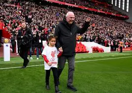 Sven-Göran Eriksson ha sido recibido con una atronadora ovación en Anfield.