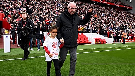 El mítico entrenador Eriksson, enfermo terminal de cáncer, cumple su sueño de dirigir al Liverpool