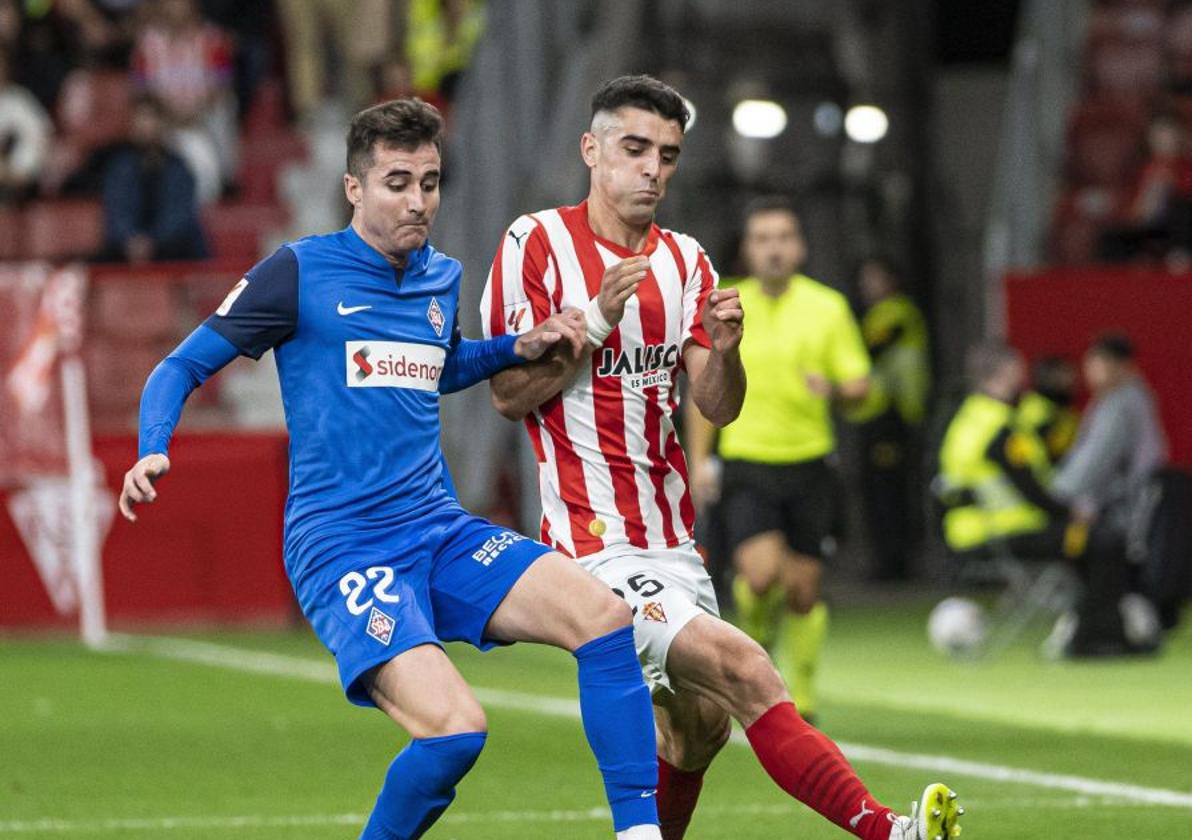 Jon Morcillo, durante el encuentro de la primera vuelta en El Molinón.