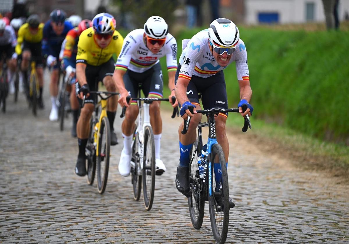 Oier Lazkano tira de Van der Poel y Wout Van Aert en un tramo de adoquín.