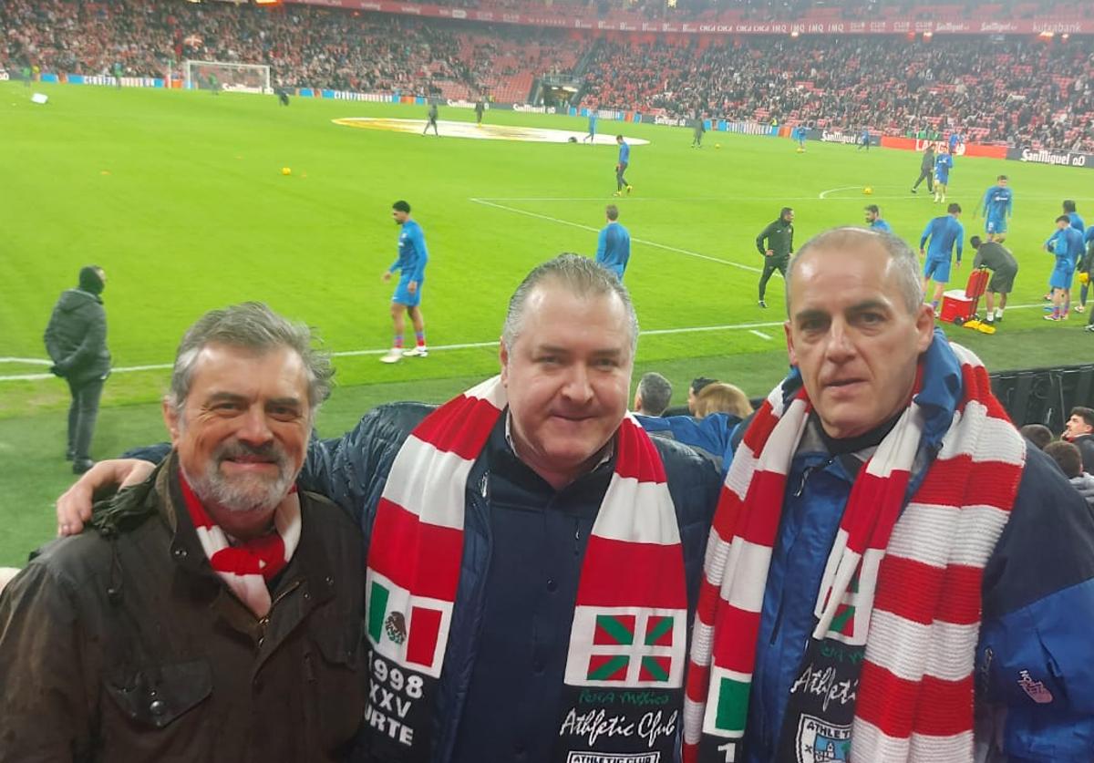 Luis Betancourt, el primero por la izquierda, viajó con unos amigos a Bilbao para ver la semifinal contra el Atlético de Madrid.