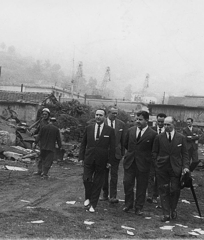 Imagen secundaria 2 - Tres momentos de la demolición del barrio, bajo la supervisión de las autoridades de la época. 