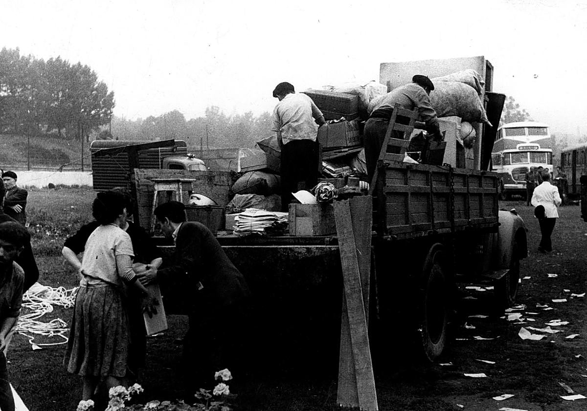 Imagen principal - Tres momentos de la demolición del barrio, bajo la supervisión de las autoridades de la época. 