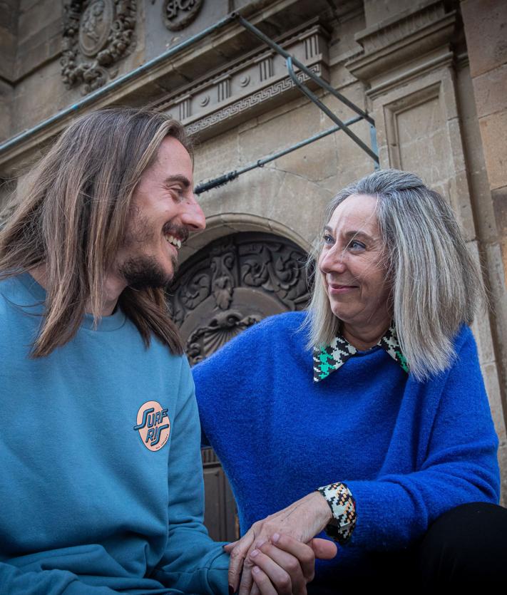 Imagen secundaria 2 - Jon y Mari Carmen, en el balcón de esta, sobre la imagen de 2007 en la que aparecen ambos. En las otras fotografías, la visita a la residencia de mayores y el Cristo de este año con su tía Begoña, que encarnará a la Virgen.