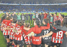 Jugadoras y cuperpo técnico del Athletic forman un corro para celebrar su valioso triunfo en Anoeta.