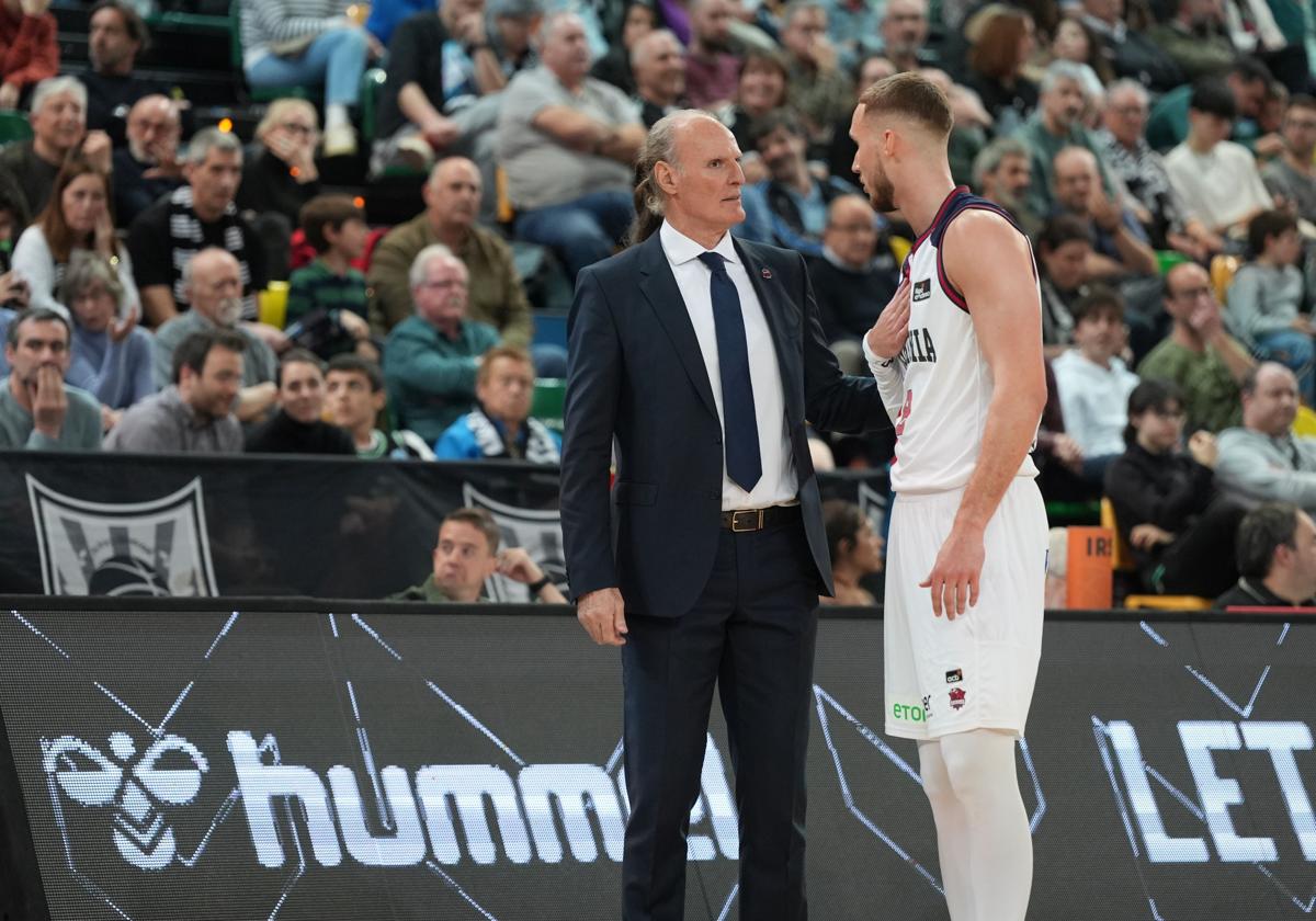 Ivanovic dialoga con Sedekerskis durante el partido.