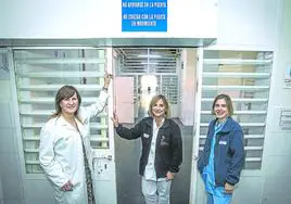 María Begoña Hernani (psiquiatra), Miren Bakartxo Lanz (médico) y Lamiaran Uriarte (enfermera) en el interior de la cárcel.