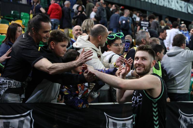 Kullamae saluda muy contento al público de Mirbilla tras derrotar al Baskonia.