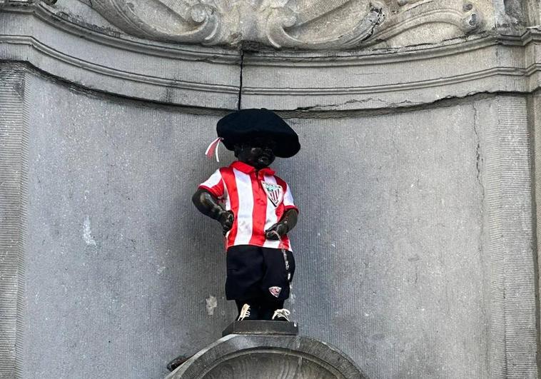 El Manneken Pis con la equipación completa del Athletic.