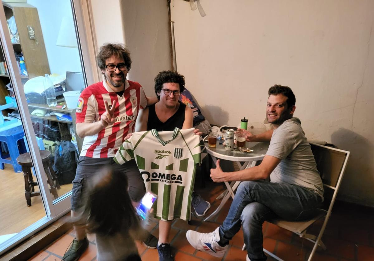 Pablo, a la izquierda, es seguidor del equipo rojiblanco y del Banfield argentino.