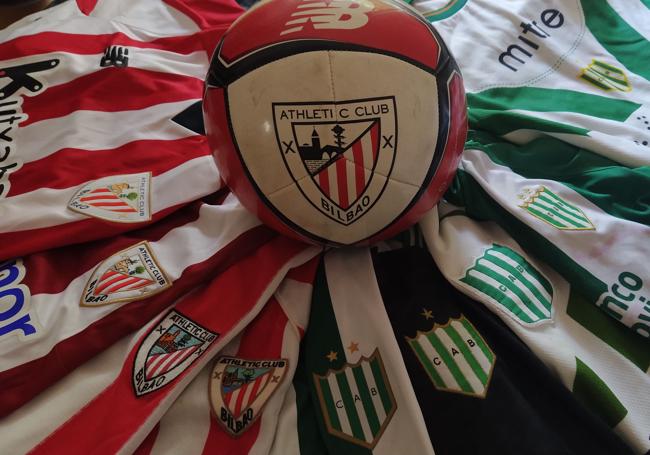 Colección de camisetas del Athletic y del Banfield argentino.