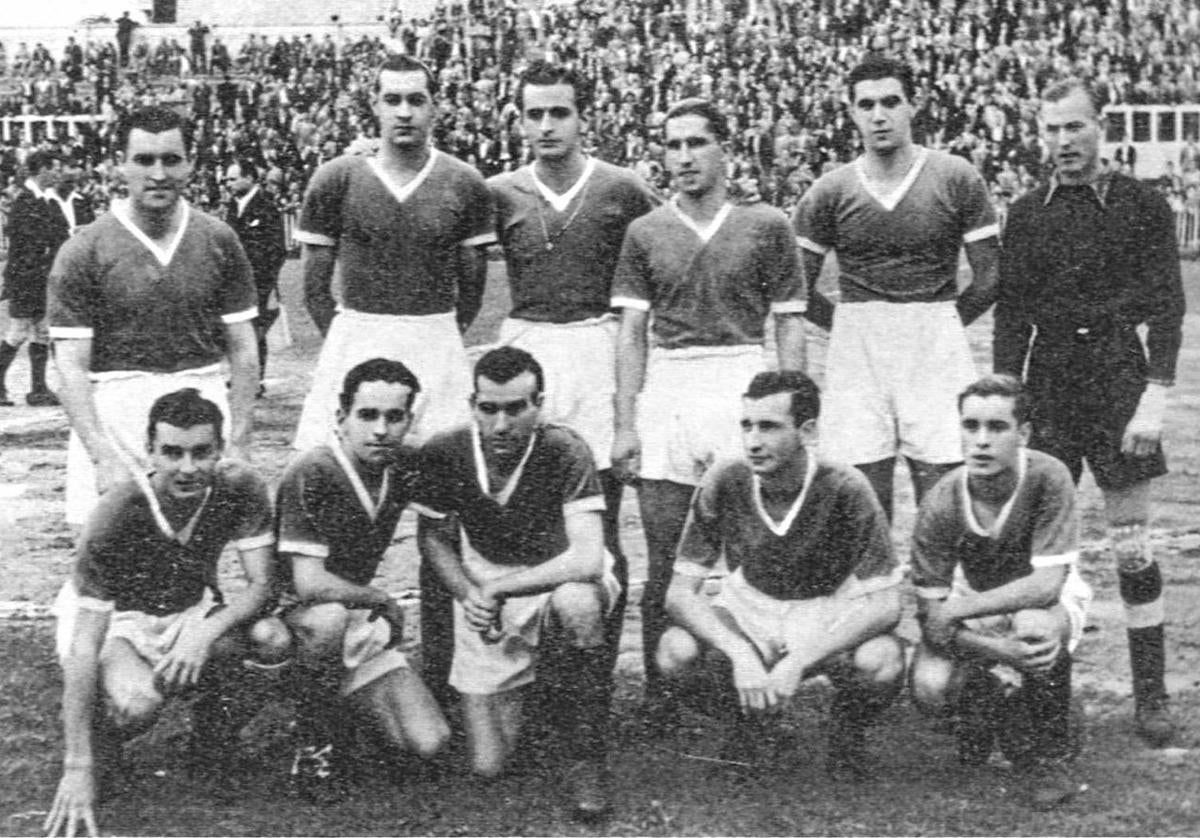 El conjunto del Indautxu que superó al Barcelona en San Mamés en la final del Camnpeonato de España de Aficionados de 1945.