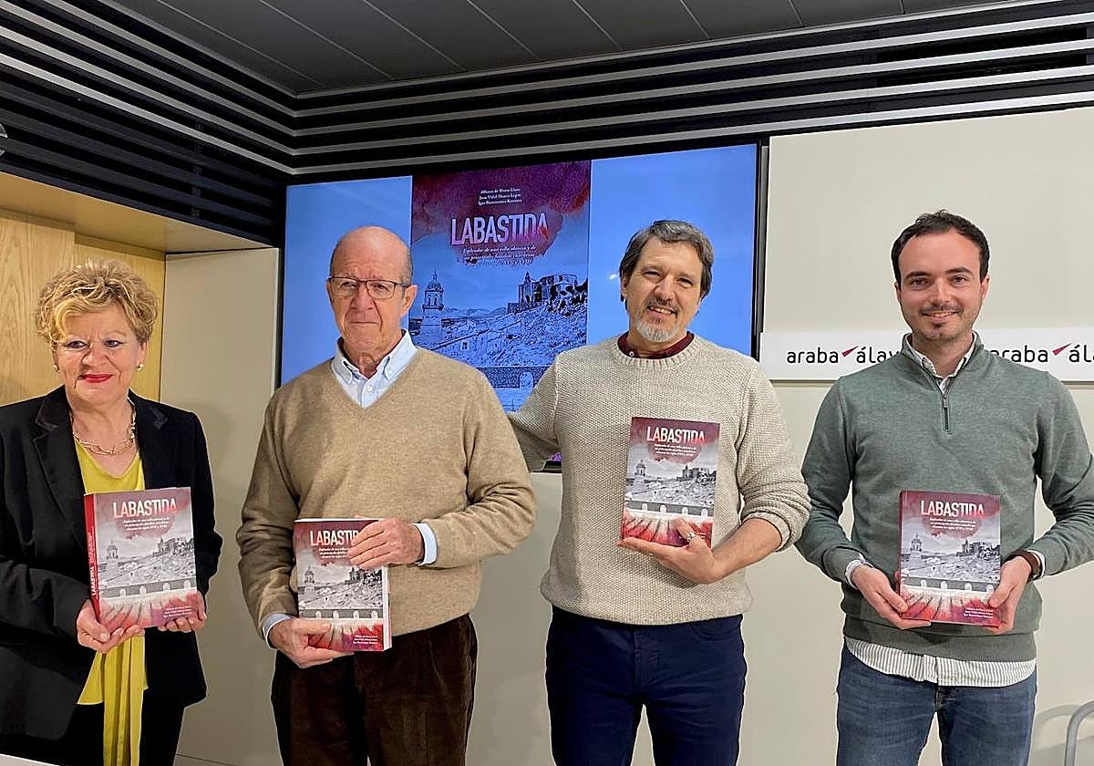 Los dos autores, en medio, flanqueados por la diputada, Ana del Val y el alcalde de Labastida, Dani García.