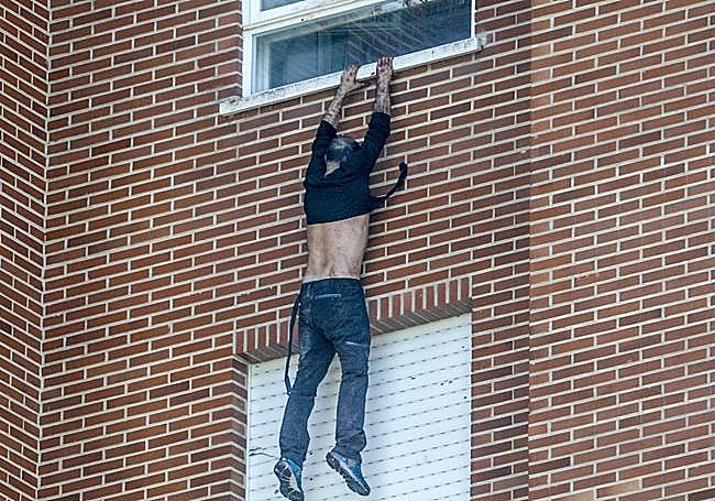 El asesino huyó del incendio por la ventana y trató de bajar al piso inferior, pero finalmente cayó sobre el colchón desplegado por los bomberos