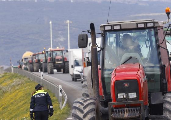 Un tractor en las protestas que el 12 de febrero 'invadieron' Álava.