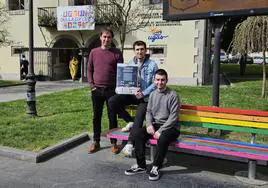 El alcalde de Ugao-Miraballes, Ekaitz Mentxaka, y los cocineros Jon Gil y Urtzi Merino frente al Palacio Jane.