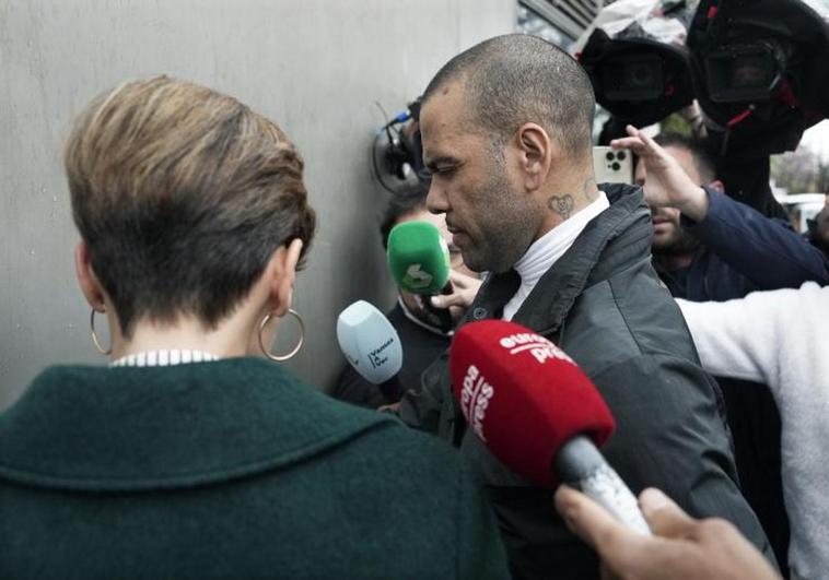 Dani Alves, ante los medios, al salir de prisión.