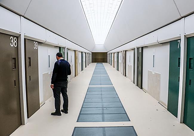 Un funcionario, ante una celda en el centro penitenciario de Álava.