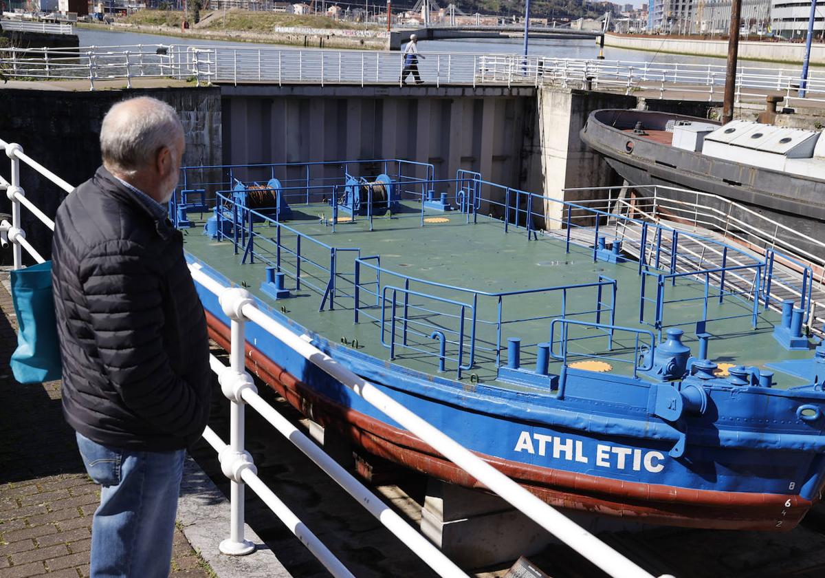 la gabarra está lista para surcar la Ría.