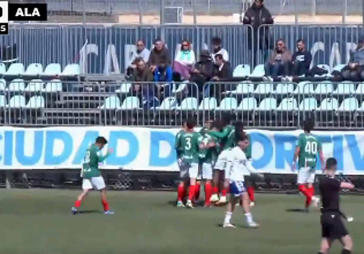Julen Jon Guerrero empieza a destacar en el Alavés con un golazo con la pierna 'mala'
