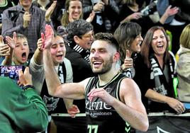 Kullamae saluda al público después de su triple ganador contra el Baskonia.