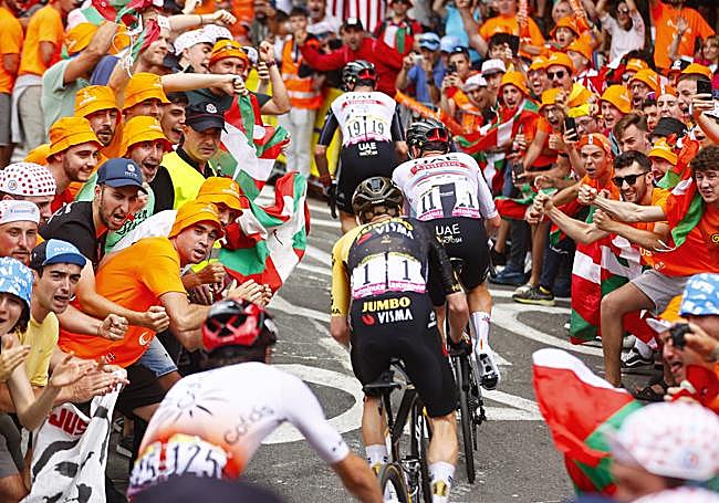 Adam Yates tira de Pogacar y Vingegaard en un pasillo de ikurriñas y camisetas del Euskaltel durante la etapa inicial del Tour 2023
