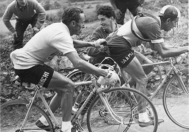 Conterno se agarra a Bahamontes en Sollube, en la Vuelta de 1956