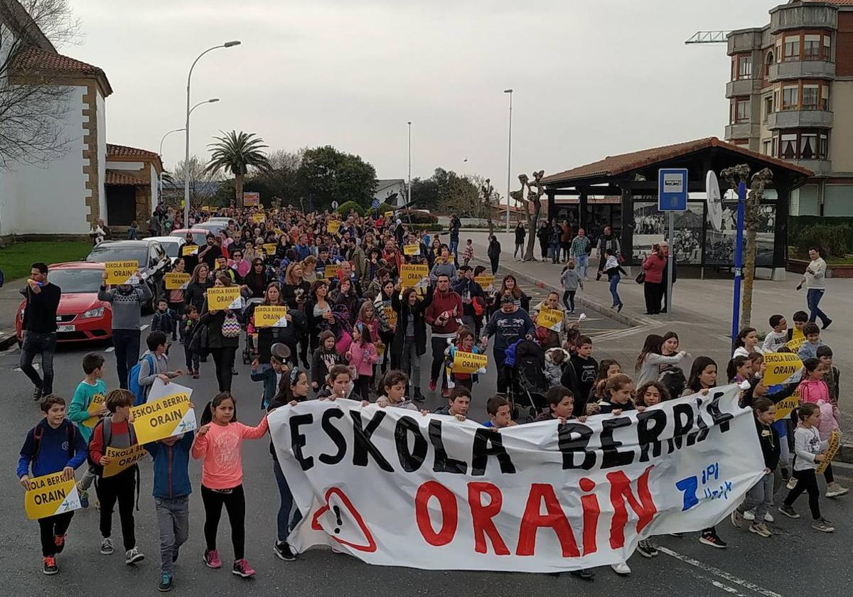 Las familias del colegio de Zipiriñe toman las calles de Sopela reivindicando una solución a la masificación del centro.