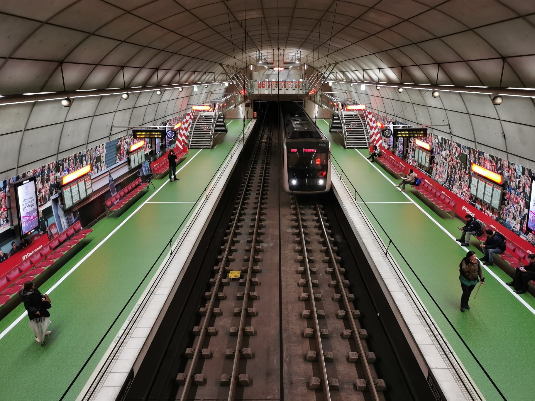 La estación de metro de Moyua, una réplica de San Mamés