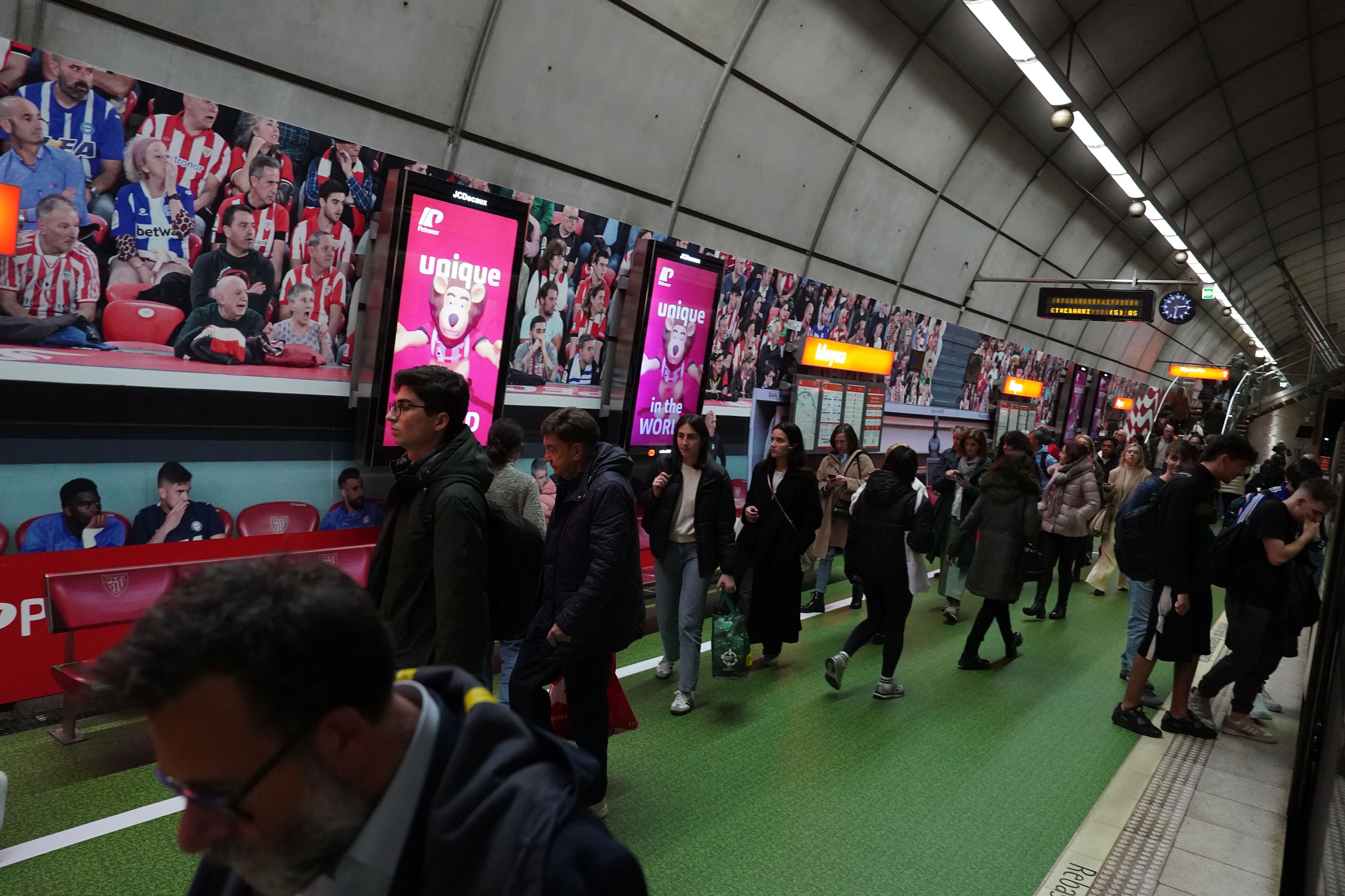 La estación de metro de Moyua, una réplica de San Mamés