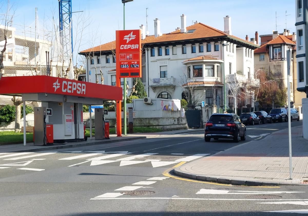 Un vehículo circula junto a los surtidores del barrio de Neguri.