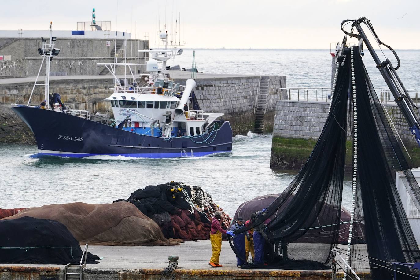 Un pesquero a su entrada en la bocana del puerto de Ondarroa.